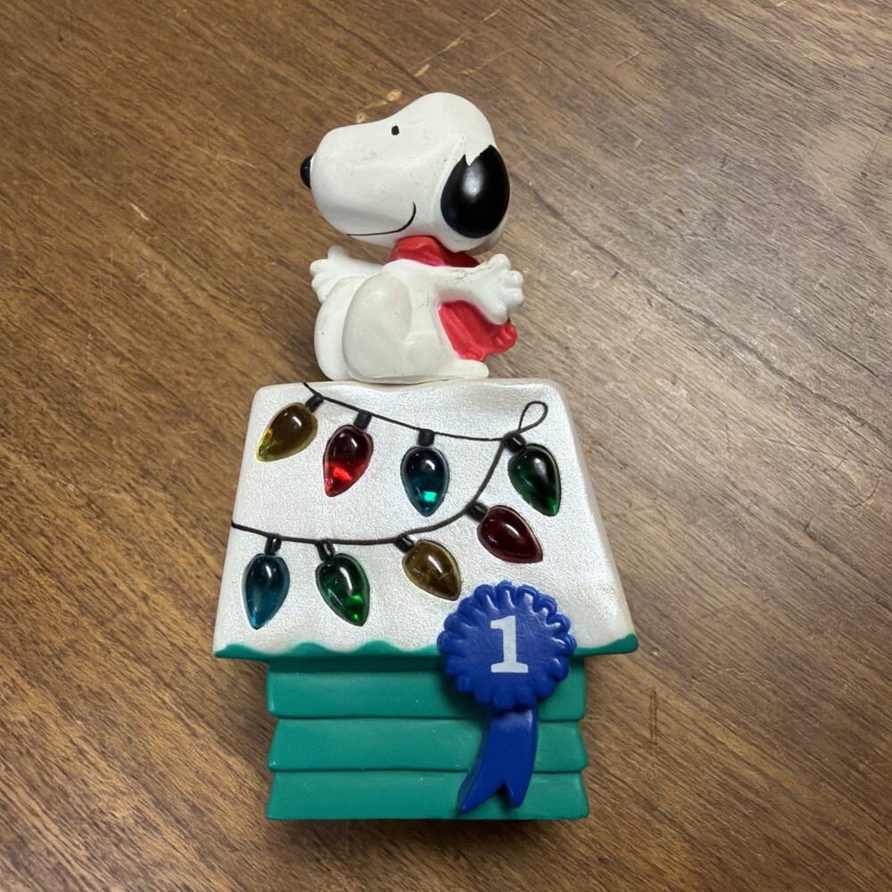Vintage 1966 Peanuts Snoopy #1 Blue Ribbon 1st Prize Light-up Christmas Pin Rare